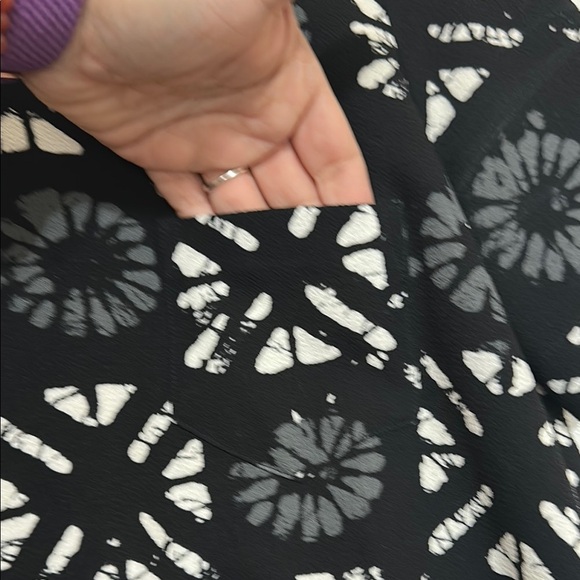 Madewell Black and White Graphic Button Back Top. Size XXS - Picture 4 of 8